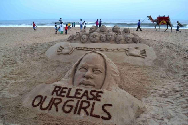 Escultura de arena en una playa india pidiendo la liberacin de las...