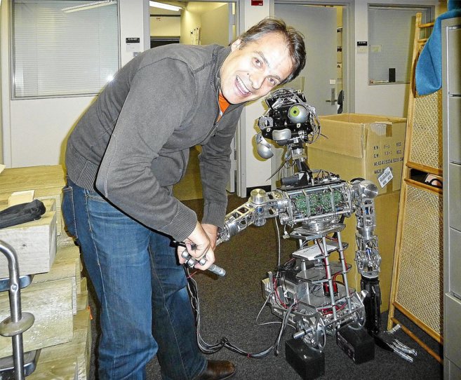 Michail Bletsas con un robot en el MIT MediaLab.