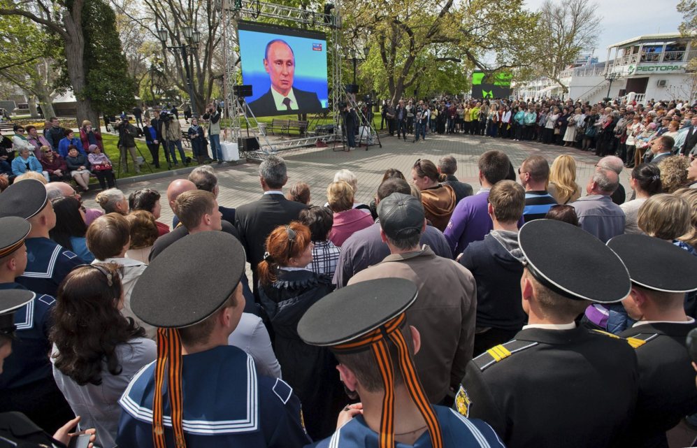 17 de Abril de 2014. Una multitud de crimeanos sigue por televisin...