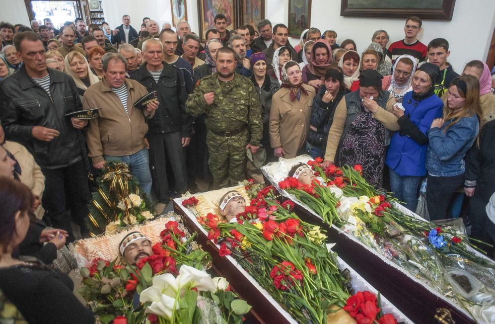 22 de Abril de 2014. Varios ucranianos asisten el funeral celebrado en...