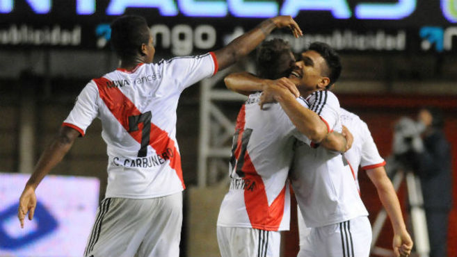 Jugadores de River Plate se abrazan en La Paternal, tras la victoria....