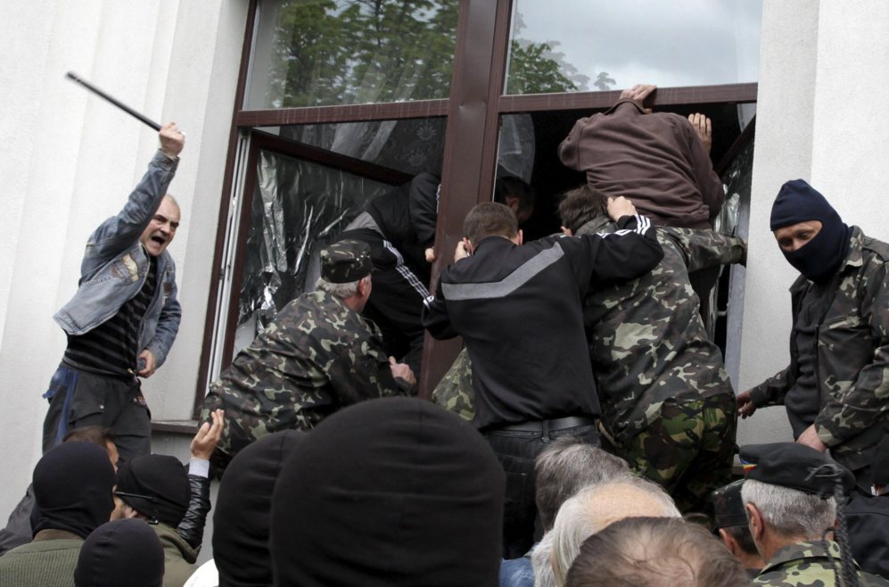 29 de Abril de 2014. Activistas pro-rusos asaltan la sede del Gobierno...
