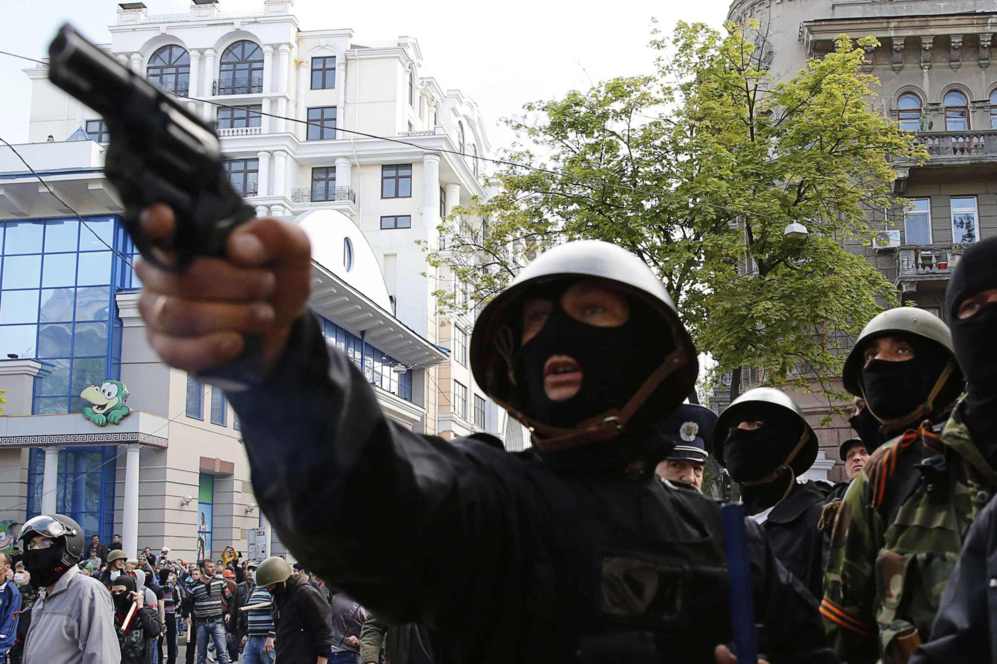 2 de Mayo de 2014. Un activista pro-ruso apunta con una pistola a los...