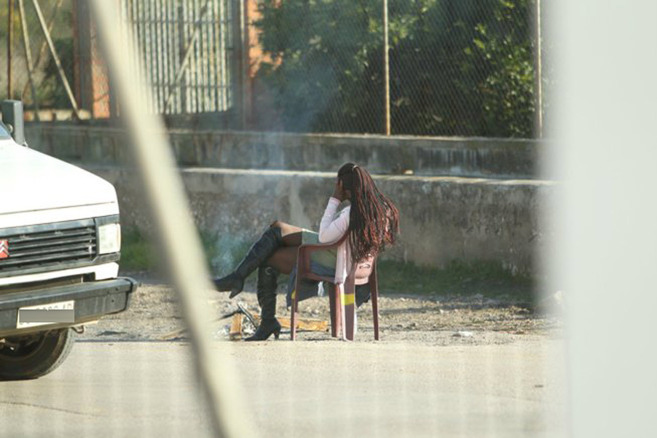 Una mujer ejerce la prostitucin en el camino Camins de Castelln.