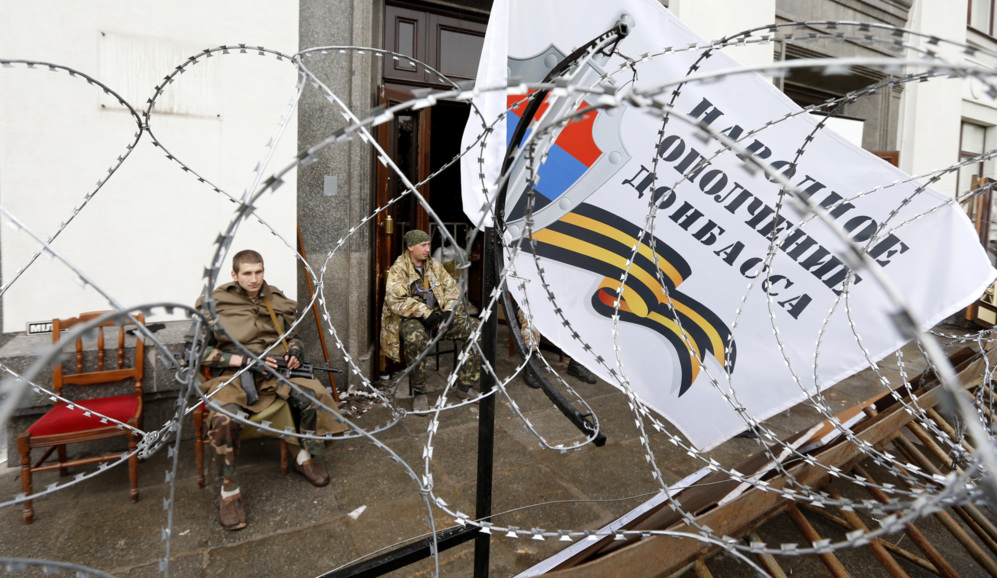 30 de Abril de 2014. Hombres armados pro-rusos se sientan a la entrada...