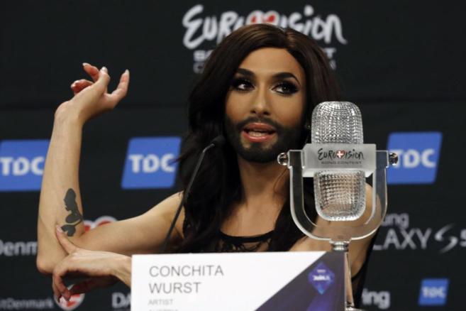 Conchita Wurst atiende a la prensa tras su triunfo en Eurovisin.