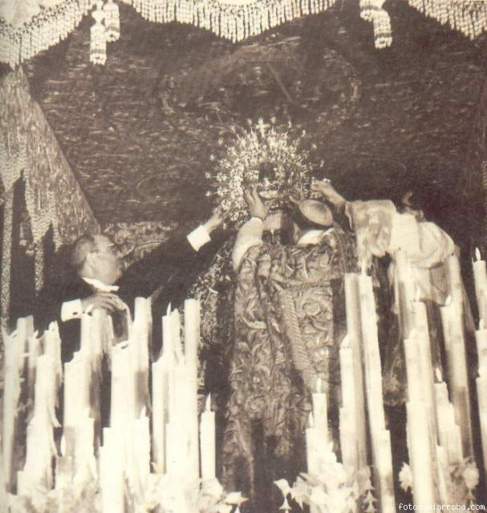El cardenal Bueno Monreal corona a la Esperanza Macarena el 31 de mayo...