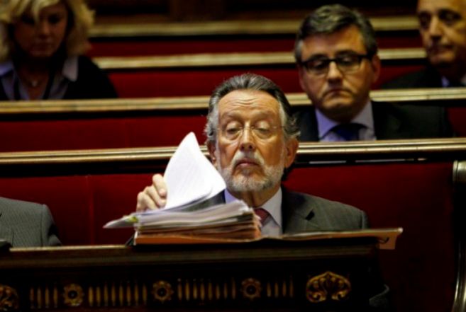 Alfonso Grau revisa sus apuntes en un pleno del Ayuntamiento de...