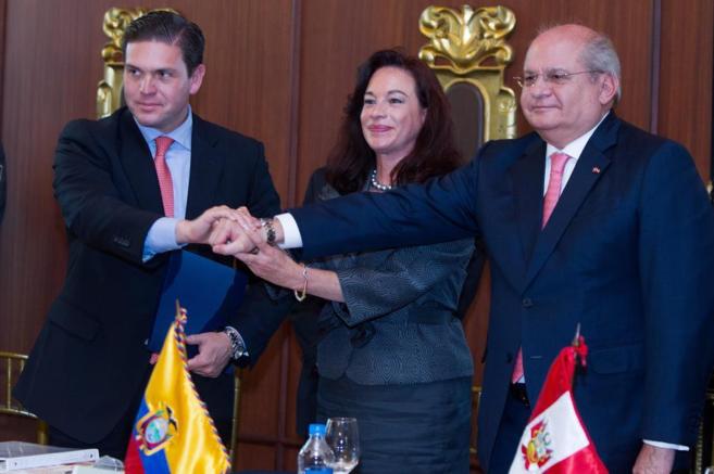 Los ministros de Defensa de Ecuador, Mara Fernanda Espinosa; de...
