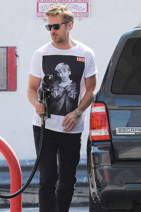 El actor Ryan Gosling con una camiseta con la divertida imagen de...