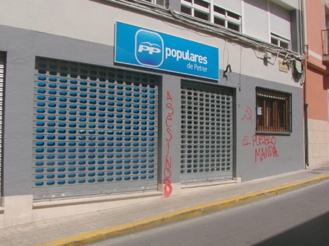 Pintadas de 'asesinos' y 'el pueblo manda' en la sede del PP de...