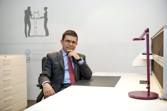 El presidente de Steelcase, Alejandro Pociña, junto a la mesa Ology.
