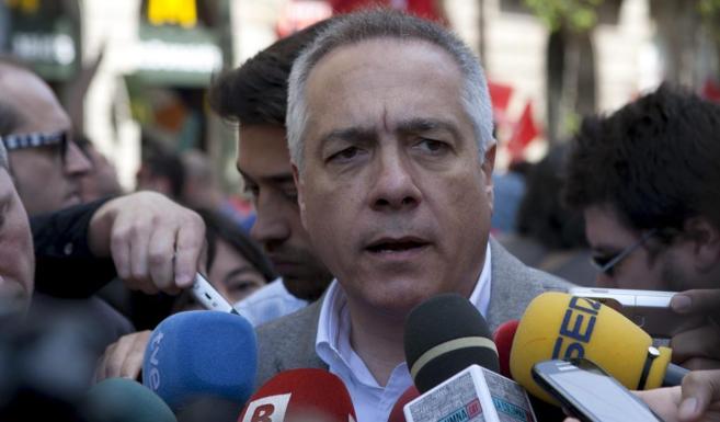El lder del PSC, Pere Navarro, atiende a los medios.