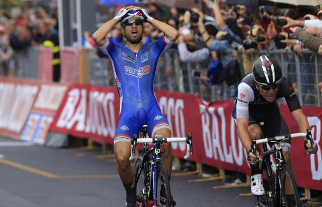 Bouhanni celebra su victoria en la cuarta etapa del Giro.