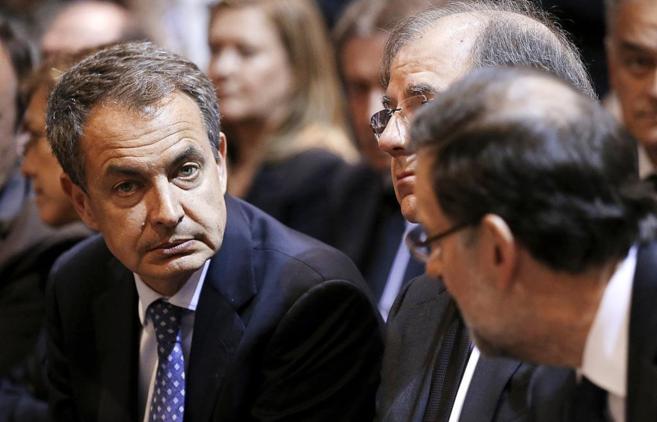 Jos Lus Rodrguez Zapatero conversa con Mariano Rajoy, ayer...