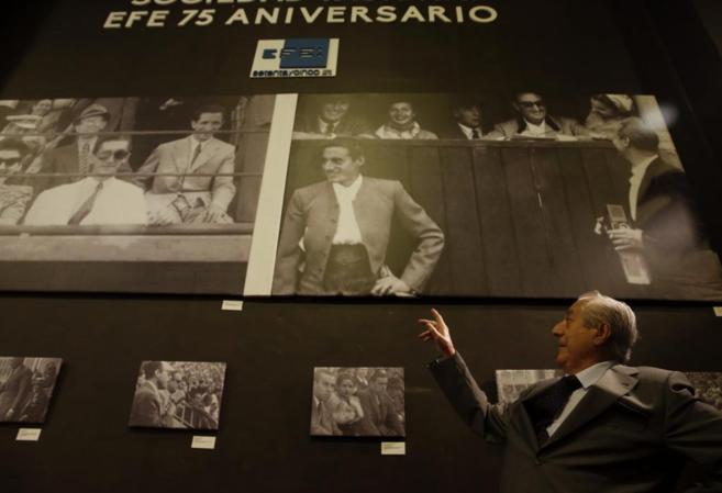 Miguel Baez, Litri frente una imagen suya junto a Rita Hayworth.