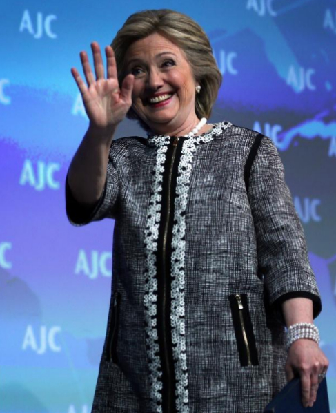 Hillary Clinton se despide  tras su intervencin en el AJC.