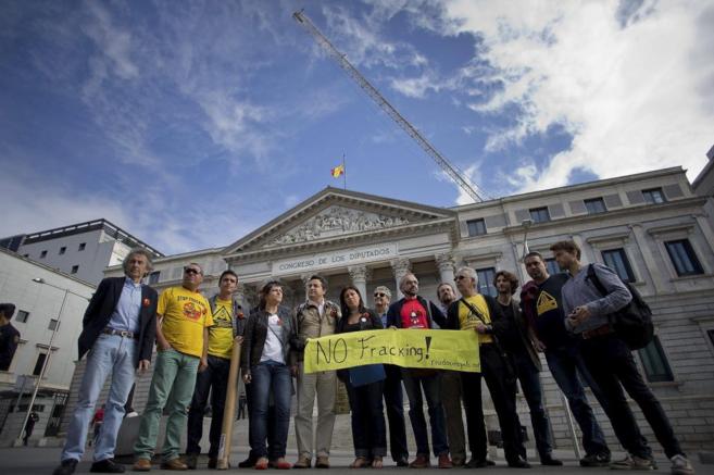 Recogida de firmas contra el Fracking a las puertas del Congreso