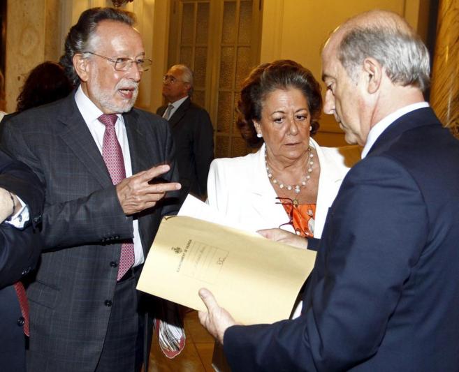 Alfonso Grau (izquierda), junto a la alcaldesa de Valencia, Rita...