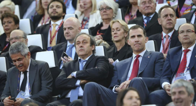 El presidente de la UEFA, Michel Platini, junto al Prncipe Felipe y...