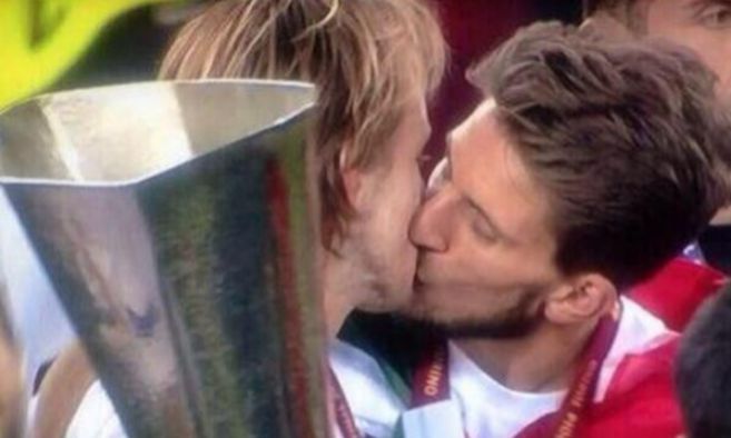 Beso entre Ivan Rakitic, y Daniel Carrio, tras ganar la Europa...
