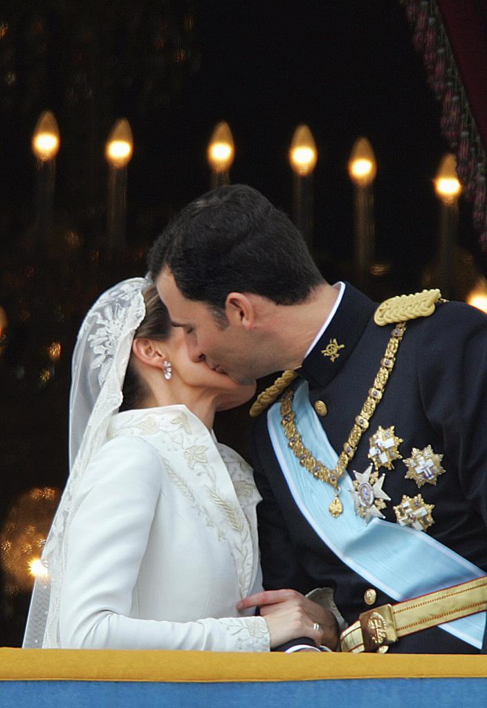 En el balcn del Palacio Real se produjo el esperado beso de los...