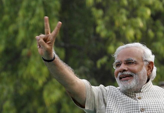 Narendra Modi hace el gesto de la victoria.