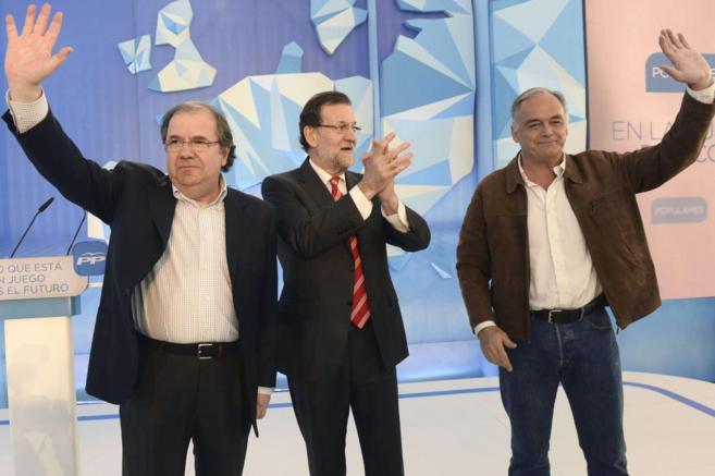 Rajoy, entre el presidente de la Junta de Castilla y Len, Juan...