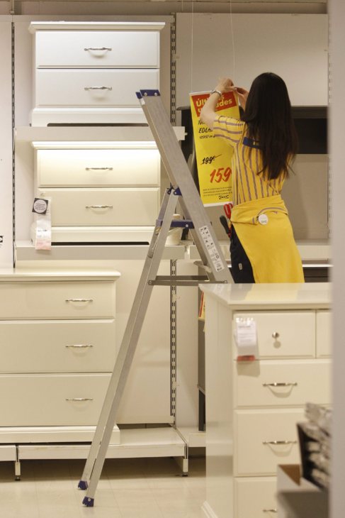 Un empleado de Ikea en la tienda de Barakaldo.