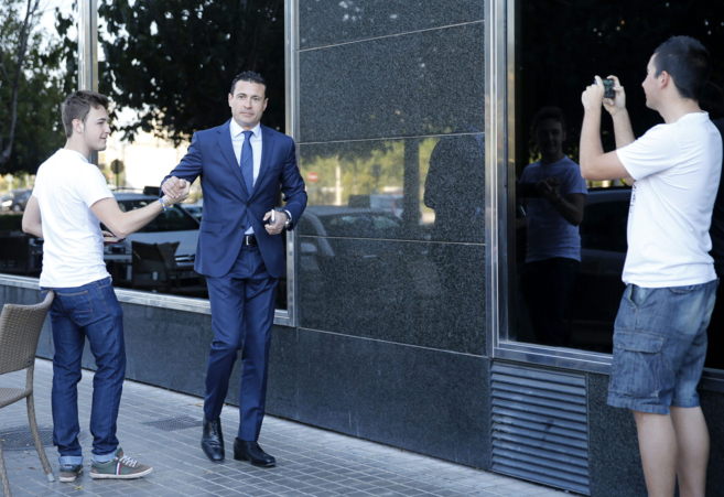 Amadeo Salvo saluda a un aficionado a su llegada al Valencia Palace.
