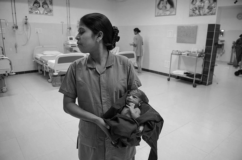 <strong>Hospital de Kalyandurg (Andhra Pradesh)</strong>. El Gobierno y las ONG promueven los partos seguros en los hospitales para reducir las altas tasas de mortalidad materno-infantil. La prematuridad, la asfixia y las infecciones son las causas de tres de cada cuatro muertes de bebs menores de un mes en la India; su rpida atencin en los hospitales es vital. Actualmente, en la India fallecen 34 de cada mil recin nacidos frente a los dos que lo hacen en Espaa. Es la misma tasa de mortalidad neonatal de Espaa en los aos 40.