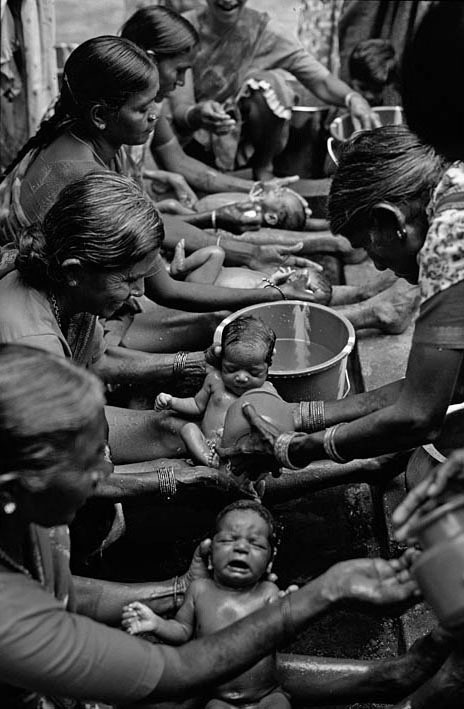 <strong>Centro de Planificacin Familiar - Anantapur (Andhra Pradesh)</strong>. El gobierno indio combina la medicina occidental con la ayurveda, de tradicin india, que se basa en la relacin de cuerpo, mente y espritu para tratar y prevenir enfermedades. El masaje de los bebs es una de las terapias tradicionales que las madres y abuelas realizan a los recin nacidos para garantizar la buena salud del beb. Se trata de un masaje enrgico con agua y aceites que se realiza sobre las piernas de la mujer, con el que se lava a los pequeos y se descontractura los msculos de la posicin fetal.