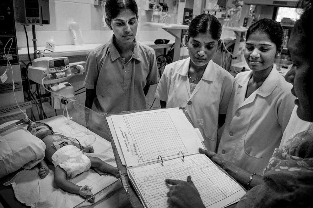 <strong>UCI de Neonatologa, Hospital de Bathalapalli (Andhra Pradesh)</strong>. "Sin los cuidados intensivos, el 80% de los recin nacidos que atendemos no hubiera sobrevivido", explica el Dr. Vamsi, pediatra del Hospital Peditrico de la Fundacin Vicente Ferrer (FVF) en Bathalapalli (Andhra Pradesh).  Desde su apertura en 2010, la Unidad de Cuidados Intensivos Neonatales ha atendido a ms de 1.000 bebs al ao.