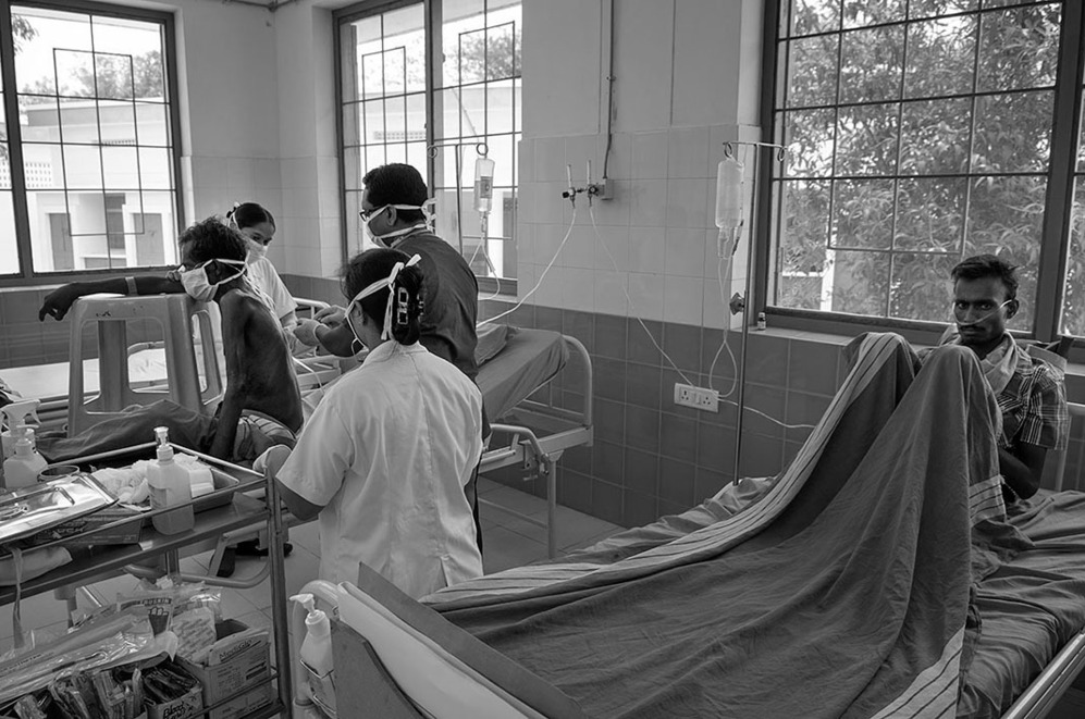 <strong>Unidad Enfermedades Infecciosas - Bathalapalli (Andhra Pradesh)</strong>. El aumento de la tuberculosis resistente a los antibiticos se est convirtiendo en un problema de salud pblica, dada la facilidad con la que la enfermedad se propaga por aire. La tuberculosis multiresistente ha aumentado del 3 al 5 % en el ltimo ao en el Hospital General de Bathalapalli en el sur de Andhra Pradesh. Este es uno de los 27 centros de todo el pas capaz de realizar la prueba rpida de tuberculosis y detectar su nivel de resistencia. Una de cada cuatro personas con tuberculosis vive en la India, lo que convierte a este pas en el epicentro mundial de la enfermedad.