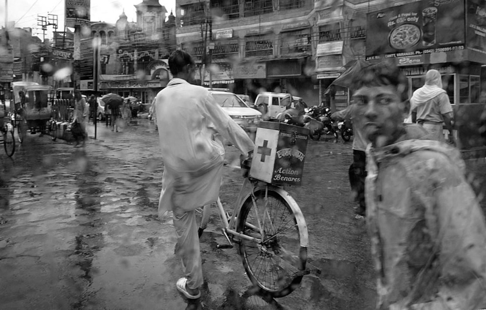 <strong>Govind de Action Benares - Varanasi (Uttar Pradesh)</strong>. Govind conduca un pequeo autorickshaw amarillo cuando conoci el trabajo de una organizacin francesa que trataba de garantizar la sanidad para las personas con menos recursos de la ciudad de Varanasi, Kashi BY Seva. Su inquietud le llev a formarse como enfermero y sumarse al trabajo social de esta organizacin. Cada da recorre la ciudad en su bicicleta visitando enfermos, tanto en la calle como en el hospital del Gobierno, con el que tambin colabora.