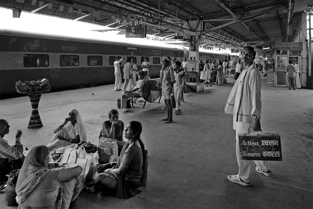 <strong>Estacin de tren - Varanasi (Uttar Pradesh)</strong>. Alrededor de la estacin de tren de Varanasi, una de las principales del pas, se dispone entre el hierro de las vigas y el lodazal de los alrededores un gran slum donde miles de personas tratan de salir adelante. No son los nicos, un tercio del milln y medio de personas que viven en esta ciudad residen en alguno de los centenares de barriadas que conforman la ciudad en condiciones pauprrimas. La defecacin al aire libre y la acumulacin de aguas son fuentes permanentes de infeccin y foco de enfermedades como la malaria y el dengue. Tambin all Govind busca gente enferma o herida a la que atender.
