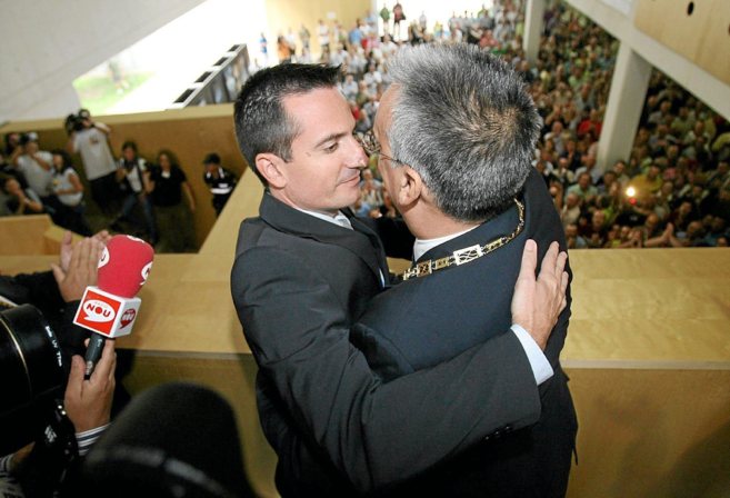 El alcalde de Benidorm, Agustn Navarro, abraza al trnsfuga Bauls...