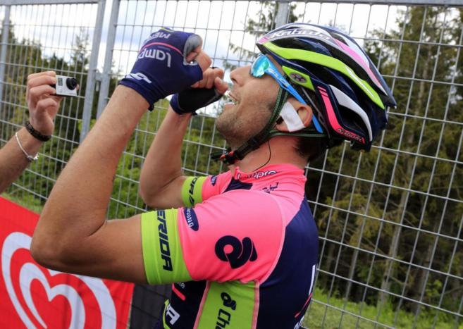 Ulissi celebra su segunda victoria en el Giro.