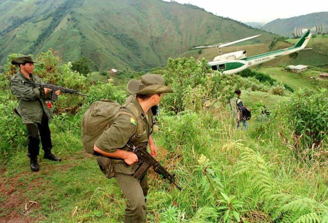 Dos soldados del servicio antidroga colombiano, patrullando la selva...