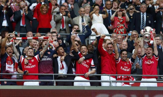 El Arsenal celebra el ttulo de Copa, en Wembley.