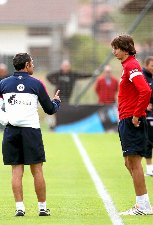 Valverde conversa con Iturraspe durante un entrenamiento, esta semana.