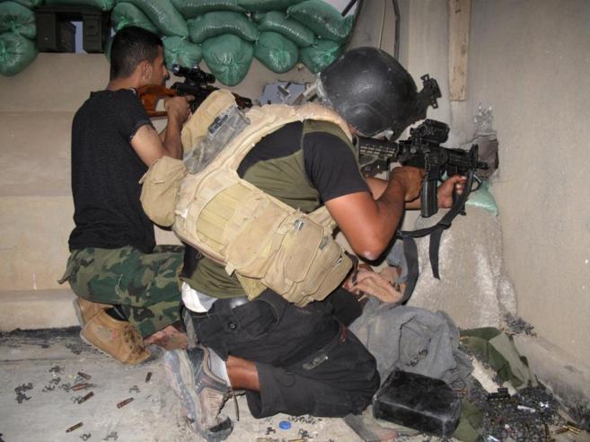 Dos soldados iraques toman posiciones durante un ataque en Faluya.