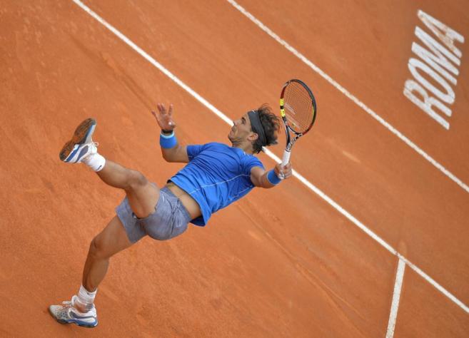 Rafa Nadal, tras golpear la pelota durante el partido ante Djokovic.