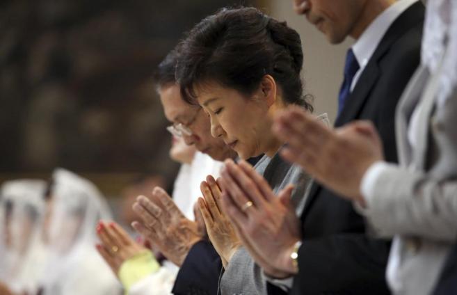La presidenta surcoreana, Park Geun-hye, en una ceremonia de recuerdo...