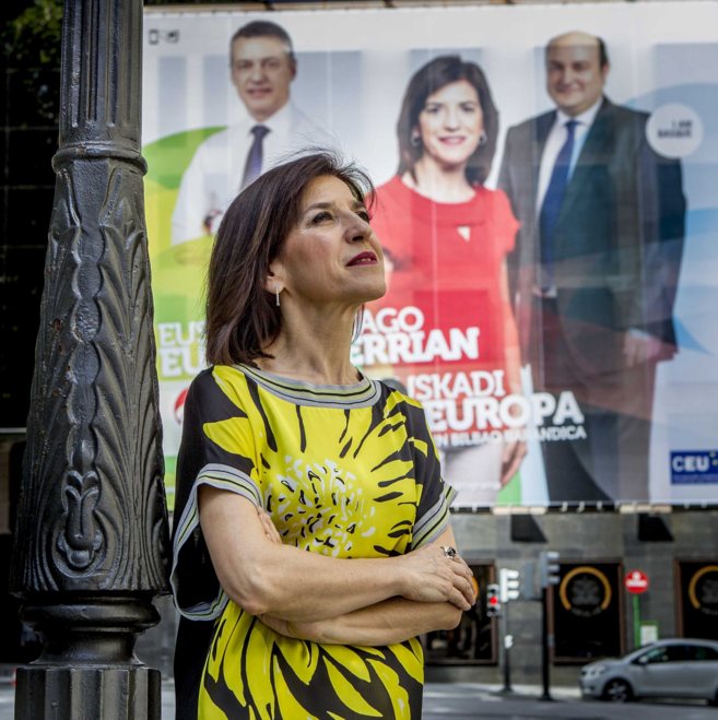 La candidata del PNV posa delante de su propio cartel electoral frente...