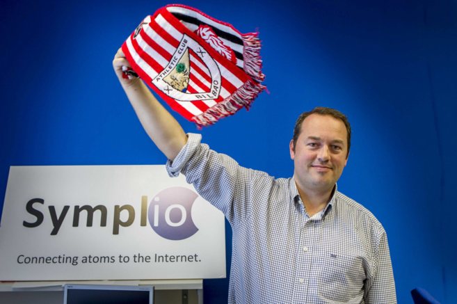 El cofundador de Symplio, Iaki Vzquez, agita una bandera del...