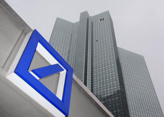 Un logo de Deusche Bank frente a la sede de la entidad en Frankfurt