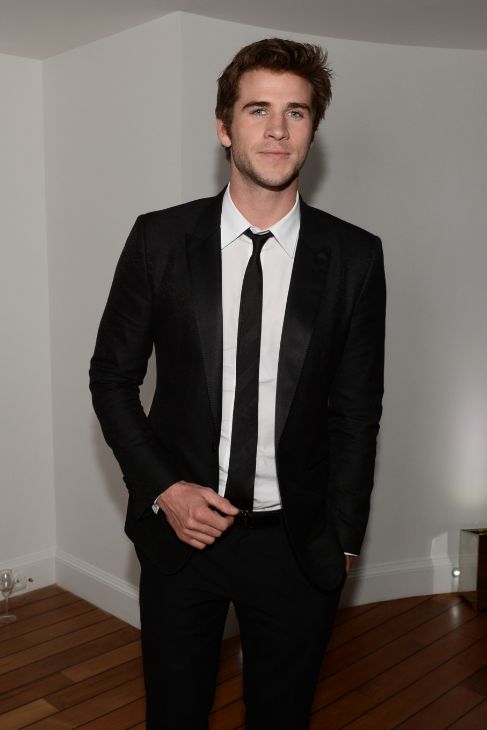 Para la fiesta de Armani, el actor Liam Hemsworth opt por un traje...
