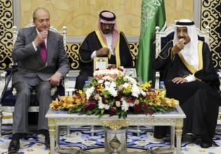 Don Juan Carlos, con el ministro de Defensa saud (centro) y el...
