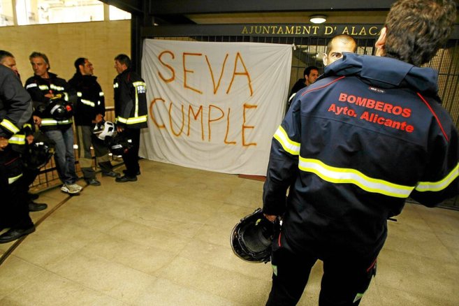 Protesta de los bomberos en la entrada del Ayuntamiento de Alicante.